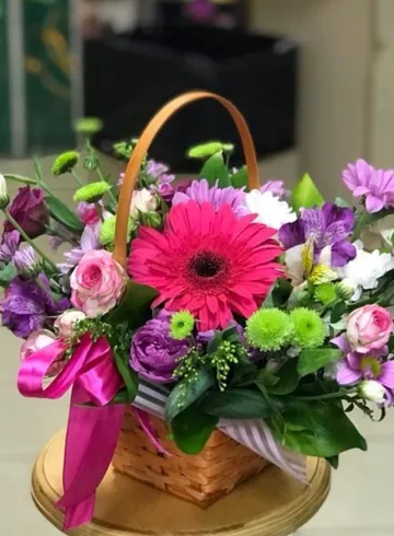 Корзина  с цветами «Красавица» от интернет-магазина цветов в 