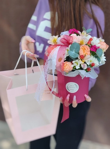 Шляпная коробка «Незабываемая» от интернет-магазина цветов в 