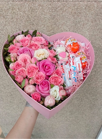 Коробка-сердце с цветами и конфетами «Стрела амура» от интернет-магазина цветов в 