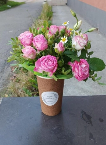 Композиция в стаканчике «Цветочный комплимент» от интернет-магазина цветов в 