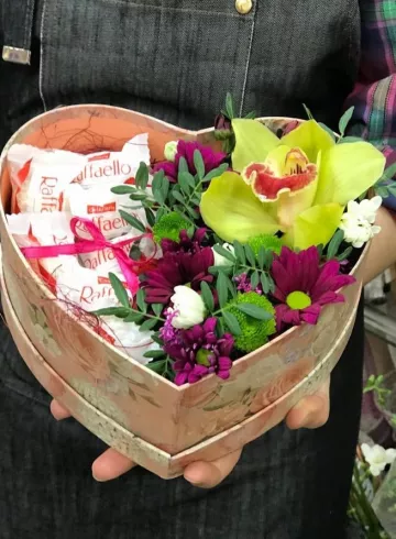 Композиция с конфетами &laquo;Любовная почта&raquo; от интернет-магазина цветов в 