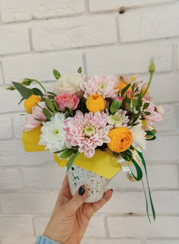 Композиция в кружке «Лейла» от интернет-магазина цветов в 