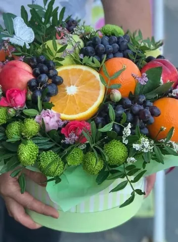 Шляпная коробка с цветами и фруктами &laquo;Фуршет&raquo; от интернет-магазина цветов в 