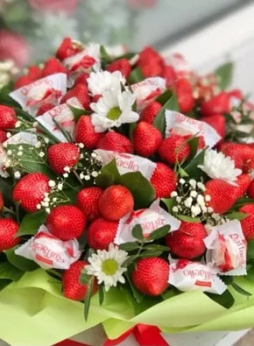 Композиция &laquo;Клубничная сладость&raquo; от интернет-магазина цветов в 