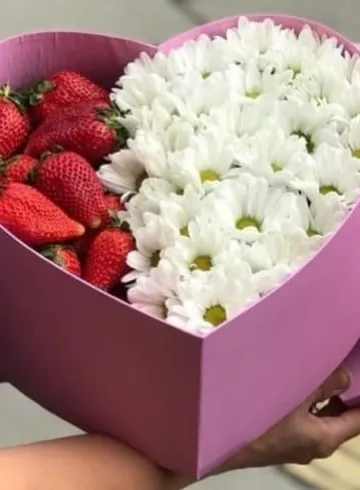 Композиция в коробке-сердце «Клубничная любовь» от интернет-магазина цветов в 