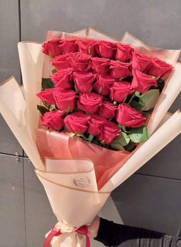 Букет из 25 высоких роз «Шик» от интернет-магазина цветов в 