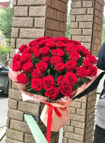 Букет 51 роза «Наоми» от интернет-магазина цветов в 