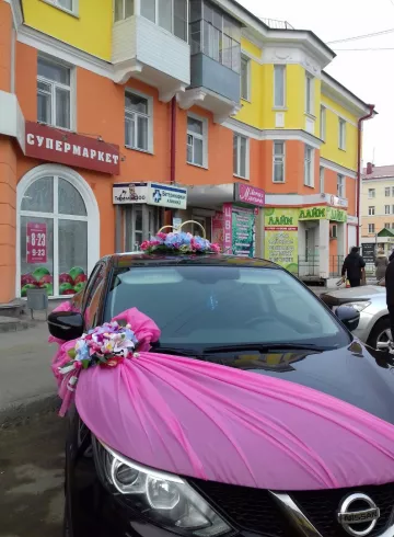 Оформление автомобиля &laquo;Счастливый день&raquo; от интернет-магазина цветов в 