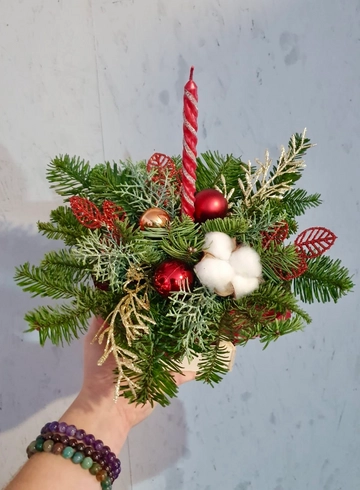 Хвойная композиция &laquo;Новогодний презент&raquo; от интернет-магазина цветов в 