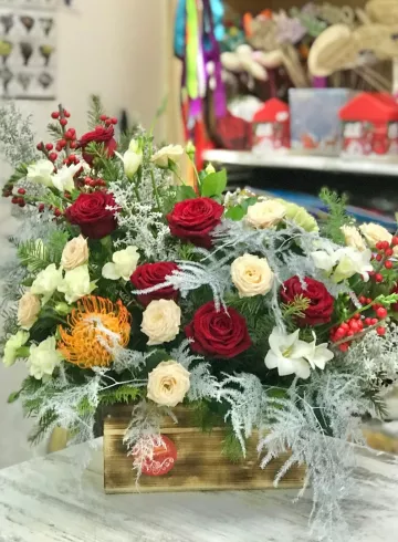 Новогодняя композиция в ящике «Рождественская звезда» от интернет-магазина цветов в 