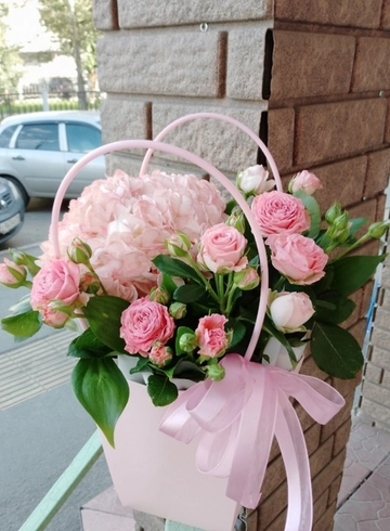 Композиция в сумочке «Воздушное безе» от интернет-магазина цветов в 