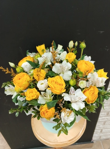 Композиция в шляпной коробке «Гармония» от интернет-магазина цветов в 