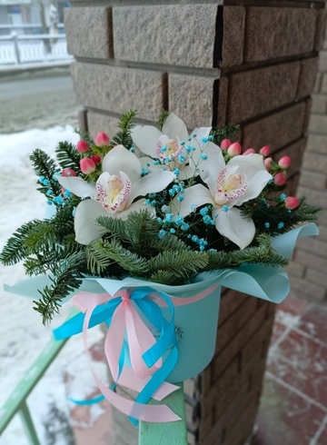 Композиция в шляпной коробке «Тоффи» от интернет-магазина цветов в 